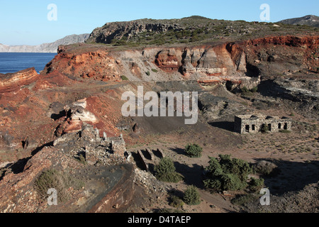Abbandonata miniera di manganese a Cape Vani, Isola di Milos, Grecia. Panoramica dei principali miniera a cielo aperto con edifici in rovina. Foto Stock