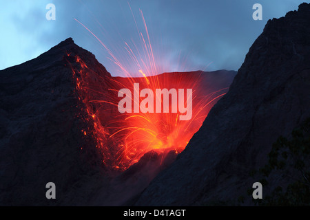 Tipo stromboliana eruzione di Batu Tara vulcano, Indonesia. Foto Stock