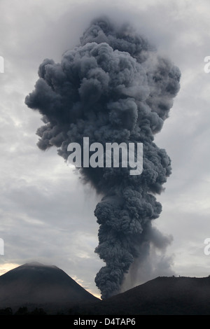 Nube di cenere che salgono dal cratere Tompaluan al vulcano Lokon-Empung, Indonesia. Foto Stock