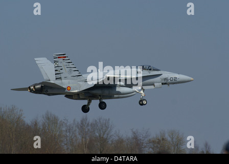 Un EF-18 Hornet della spagnola Air Force in volo su Florennes, Belgio. Foto Stock