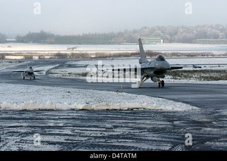 Due F-16 Fighting Falcons taxi scendere in pista Florennes, Belgio. Foto Stock