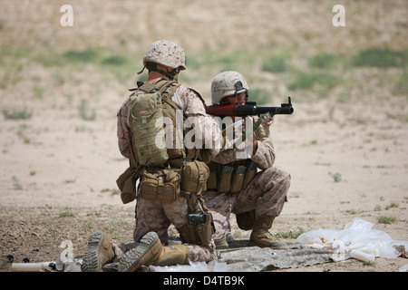 Stati Uniti Marines preparare una frammentazione round per la RPG-7. Foto Stock