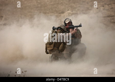 Stati Uniti Incendi marino un egli frammentazione round dal RPG-7 lanciarazzi lanciagranate in un wadi vicino a Kunduz, Afghanistan. Foto Stock