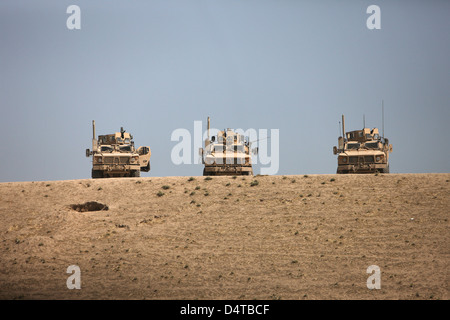 Tre M-ATV la guardia la sommità del wadi vicino a Kunduz, Afghanistan. Foto Stock