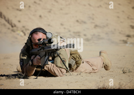 Un U.S. Contraente luoghi in un Barrett M82A1 fucile su una gamma di Kunduz, Afghanistan. Foto Stock