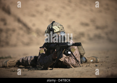 Un U.S. Siti marini in un Barrett M82A1 fucile su una gamma di Kunduz, Afghanistan. Foto Stock