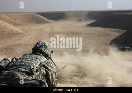 Un U.S. Soldato dell'esercito spara un Barrett M82A1 fucile su un poligono di tiro, Kunduz, Afghanistan. Foto Stock