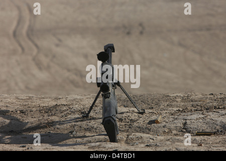 La Barrett M82A1 sniper rifle e trascorso le cartucce sulla sommità di un wadi nel nord dell'Afghanistan. Foto Stock