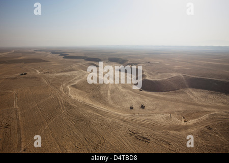 Una veduta aerea di wadi da un UH-60l Blackhawk su Kunduz, Afghanistan. Foto Stock
