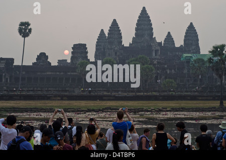 I turisti fare foto del tramonto su Angkor Wat , Cambogia Foto Stock