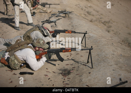 Stati Uniti Navy EOD soldati fire un russo 7.62x39mm RPK Kalashnikov luce Mitragliatrice sul poligono di tiro a Kunduz, Afghanistan. Foto Stock