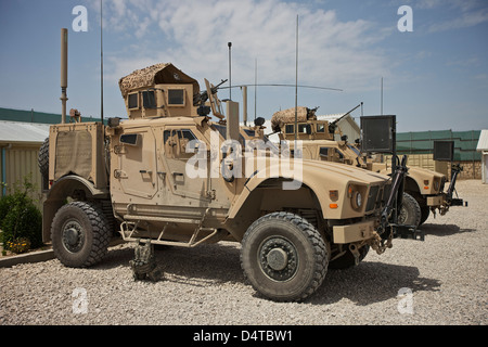 An Oshkosh M-ATV MRAP (miniera resistente imboscata protetto) parcheggiata in una base militare in Afghanistan. Foto Stock