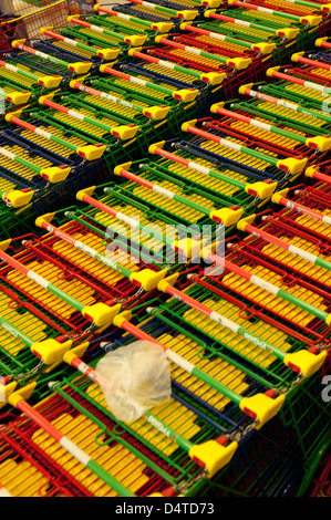 Fila di carrelli di shopping in un centro commerciale per lo shopping Foto Stock