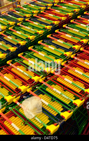 Fila di carrelli di shopping in un centro commerciale per lo shopping Foto Stock