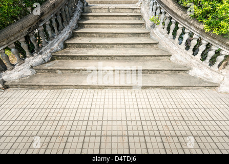 Vecchia scalinata di marmo con alto solido corrimano per esterno che conduce verso l'alto. Grand vintage scala con ampio pianerottolo di fronte ad esso. Exte Foto Stock