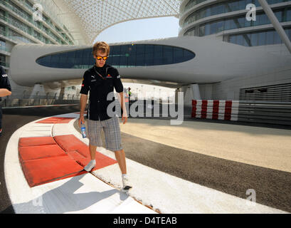 Tedesco di Formula Uno pilota Sebastian Vettel della Red Bull Racing passeggiate lungo la via alla nuova costruzione Yas Marina Circuit di Abu Dhabi, Emirati Arabi Uniti, 29 ottobre 2009. Il Gran Premio di Abu Dhabi avrà luogo per la prima volta il 01 novembre 2009. Foto: Peter Steffen Foto Stock