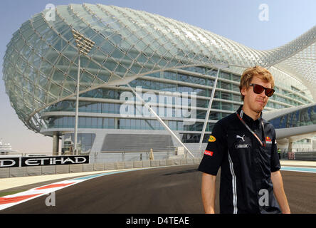 Tedesco di Formula Uno pilota Sebastian Vettel della Red Bull Racing passeggiate lungo la via alla nuova costruzione Yas Marina Circuit di Abu Dhabi, Emirati Arabi Uniti, 29 ottobre 2009. Il Gran Premio di Abu Dhabi avrà luogo per la prima volta il 01 novembre 2009. Foto: Peter Steffen Foto Stock