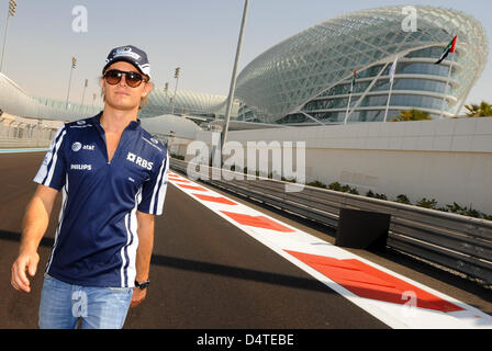 Tedesco di Formula One driver della Williams Nico Rosberg passeggiate lungo la via alla nuova costruzione Yas Marina Circuit di Abu Dhabi, Emirati Arabi Uniti, 29 ottobre 2009. Il Gran Premio di Abu Dhabi avrà luogo per la prima volta il 01 novembre 2009. Foto: Peter Steffen Foto Stock