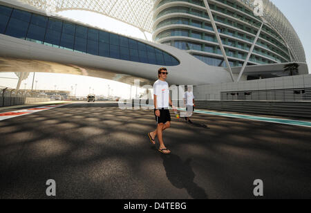 Spagnolo di Formula One driver della Renault Fernando Alonso passeggiate lungo la via con teammembers presso il recentemente costruito Yas Marina Circuit di Abu Dhabi, Emirati Arabi Uniti, 29 ottobre 2009. Il Gran Premio di Abu Dhabi avrà luogo per la prima volta il 01 novembre 2009. Foto: Peter Steffen Foto Stock