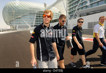 Tedesco di Formula Uno pilota Sebastian Vettel (L) della Red Bull Racing passeggiate lungo la via alla nuova costruzione Yas Marina Circuit di Abu Dhabi, Emirati Arabi Uniti, 29 ottobre 2009. Il Gran Premio di Abu Dhabi avrà luogo per la prima volta il 01 novembre 2009. Foto: Peter Steffen Foto Stock