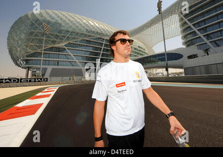 Spagnolo di Formula One driver della Renault Fernando Alonso passeggiate lungo la via alla nuova costruzione Yas Marina Circuit di Abu Dhabi, Emirati Arabi Uniti, 29 ottobre 2009. Il Gran Premio di Abu Dhabi avrà luogo per la prima volta il 01 novembre 2009. Foto: PETER STEFFEN Foto Stock