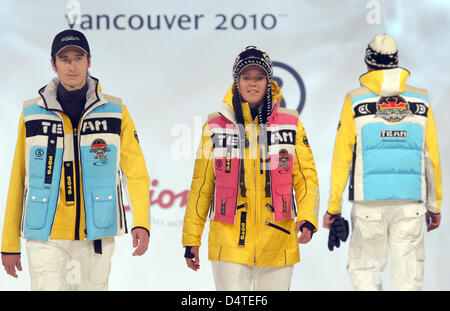 Tedesco skiier alpino Victoria Rebensburg (C) e del ponticello di sci Martin Schmitt (L) presente l'abito ufficiale del tedesco della Federazione di sci (DSV) al Vancouver 2010 Giochi Olimpici di Monaco di Baviera, Germania, il 29 ottobre 2009. Foto: Lukas Barth Foto Stock