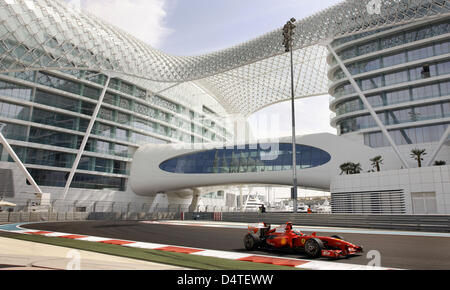 Italiano in Formula Uno pilota Giancarlo Fisichella Ferrari di manzi la sua auto di fronte al Yas hotel durante la prima sessione di prove libere presso il recentemente costruito Yas Marina Circuit Race Track in Abu Dhabi, Emirati Arabi Uniti, 30 ottobre 2009. La fanciulla Formula 1 Gran Premio di Abu Dhabi si terrà il 01 novembre 2009. Foto: Jens Buettner Foto Stock