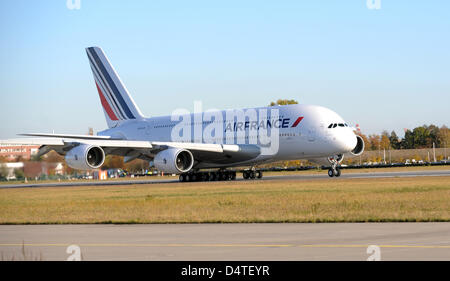 L'Airbus A380 di Air France KLM rotoli verso la pista al Airbus impianto Hamburg-Finkenwerder, Germania, 30 ottobre 2009. Vettore francese Air France è la prima compagnia aerea europea a mettere un A380 in funzionamento. Un totale di 600 ospiti, 200 da Francia, venne alla cerimonia per la società?s locali. Foto: Marcus Brandt Foto Stock