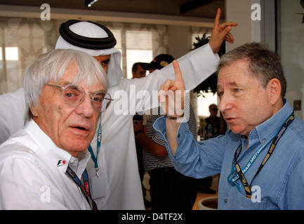 Presidente e Amministratore Delegato di Formula 1 Gestione Bernie Ecclestone (L) parla al presidente della FIA Jean Todt nel paddock durante la terza sessione di prove libere a Yas Marina Circuit di Abu Dhabi, Emirati Arabi Uniti, 31 ottobre 2009. Il Gran Premio di Abu Dhabi è tenuto il 01 novembre 2009. Foto: Jens Buettner Foto Stock