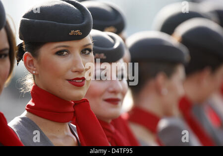 Le ragazze della griglia il sorriso a Yas Marina Circuit di Abu Dhabi, Emirati Arabi Uniti, 01 novembre 2009. La fanciulla Formula 1 Gran Premio di Abu Dhabi è tenuto il 01 novembre 2009. Foto: PETER STEFFEN Foto Stock