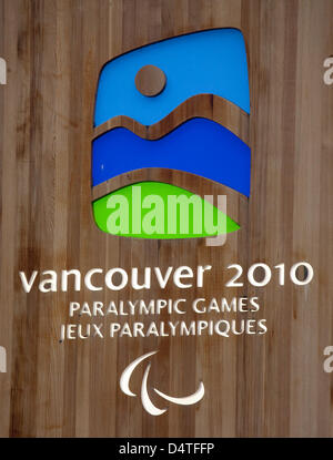 Il logo dei Giochi Paralimpici Invernali 2010 su una colonna a Vancouver, Canada, 28 ottobre 2009. I XXI Giochi Olimpici Invernali si svolgeranno a Vancouver in Canada dal 12 al 28 febbraio 2010. La maggior parte delle competizioni sarà effettuata in Whistler che si trova a circa 125 chilometri a nord di Vancouver. Foto: Frank Rumpenhorst Foto Stock