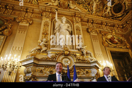 Il Ministro degli esteri tedesco Guido Westerwelle (L) e il suo omologo francese Bernard Kouchner dare una conferenza stampa al ?Salle de l?Horlog? Del Ministero degli Affari Esteri a Parigi, Francia, 02 novembre 2009. Lo stesso giorno il signor Westerwelle pagato inaugurale di visite a Parigi e l'Aia. Foto: HANNIBAL HANSCHKE Foto Stock