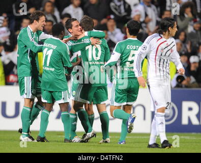 Wolfsburg?s Zvjezdan Misimovic (n. 10) celebra il suo punteggio di 1-0 con i tuoi compagni di squadra durante la Champions League match tra turca Besiktas Istanbul e la Bundesliga tedesca club VfL Wolfsburg a Inoenue stadium di Istanbul, Turchia, 03 novembre 2009. Wolfsburg sconfitto Istanbul 3-0. Foto: Jochen Luebke Foto Stock