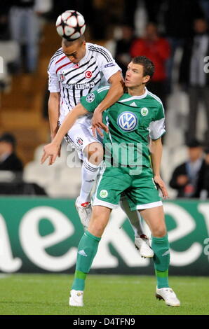 Wolfsburg?s Edin Dzeko (R) combatte per la palla con Istanbul?s Matteo Ferrari durante la Champions League match tra turca Besiktas Istanbul e la Bundesliga tedesca club VfL Wolfsburg a Inoenue stadium di Istanbul, Turchia, 03 novembre 2009. Wolfsburg sconfitto Istanbul 3-0. Foto: Jochen Luebke Foto Stock