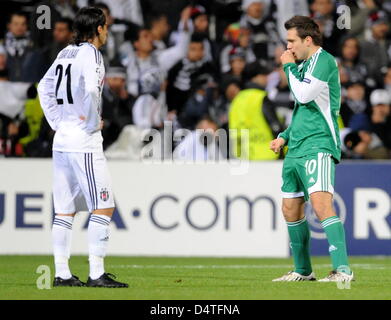 Wolfsburg?s Zvjezdan Misimovic (R) celebra il suo 1-0 punteggio accanto a Istanbul?s Serdar Oezkan durante la Champions League match tra turca Besiktas Istanbul e la Bundesliga tedesca club VfL Wolfsburg a Inoenue stadium di Istanbul, Turchia, 03 novembre 2009. Wolfsburg sconfitto Istanbul 3-0. Foto: Jochen Luebke Foto Stock