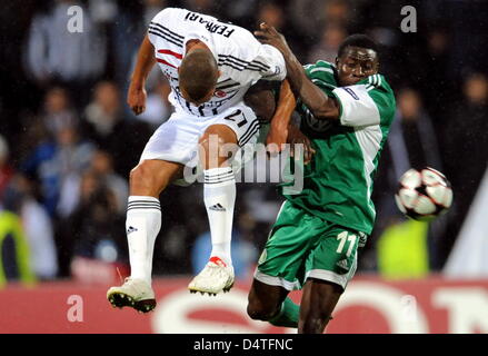 Wolfsburg?s Obafemi MARTINS (R) combatte per la palla con Istanbul?s Matteo Ferrari durante la Champions League match tra turca Besiktas Istanbul e la Bundesliga tedesca club VfL Wolfsburg a Inoenue stadium di Istanbul, Turchia, 03 novembre 2009. Wolfsburg sconfitto Istanbul 3-0. Foto: Jochen Luebke Foto Stock