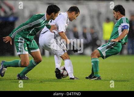 Wolfsburg?s Ricardo Costa (R) e Josue (L) lotta per la sfera con Istanbul?s Bobo durante la Champions League match tra turca Besiktas Istanbul e la Bundesliga tedesca club VfL Wolfsburg a Inoenue stadium di Istanbul, Turchia, 03 novembre 2009. Wolfsburg sconfitto Istanbul 3-0. Foto: Jochen Luebke Foto Stock