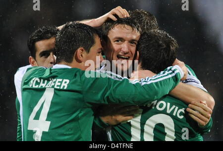 Wolfsburg?s Christian Gentner (C) celebra il suo punteggio di 2-0 con i compagni di squadra Josue (L-R), Marcel Schaefer e Zvjezdan Misimovic durante la Champions League match tra turca Besiktas Istanbul e la Bundesliga tedesca club VfL Wolfsburg a Inoenue stadium di Istanbul, Turchia, 03 novembre 2009. Wolfsburg sconfitto Istanbul 3-0. Foto: Jochen Luebke Foto Stock