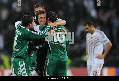 Wolfsburg?s Christian Gentner (C) celebra il suo punteggio di 2-0 con i compagni di squadra Marcel Schaefer (L) e Zvjezdan Misimovic durante la Champions League match tra turca Besiktas Istanbul e la Bundesliga tedesca club VfL Wolfsburg a Inoenue stadium di Istanbul, Turchia, 03 novembre 2009. Wolfsburg sconfitto Istanbul 3-0. Foto: Jochen Luebke Foto Stock