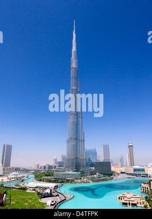 Vista diurna di Burj Khalifa Tower più alte del mondo edificio nel centro cittadino di Dubai EMIRATI ARABI UNITI Foto Stock