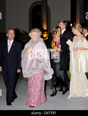 Il Presidente messicano Felipe Calderon (L) accoglie favorevolmente Regina olandese Beatrice (2-L), principe Willem-Alexander (2-R) e Crown Princess Maxima (R) al banchetto di stato al Castillo de Chapultec a Città del Messico, 03 novembre 2009. La famiglia reale olandese è in visita in Messico dal 03 al 06 novembre 2009. Foto: Patrick van Katwijk Foto Stock