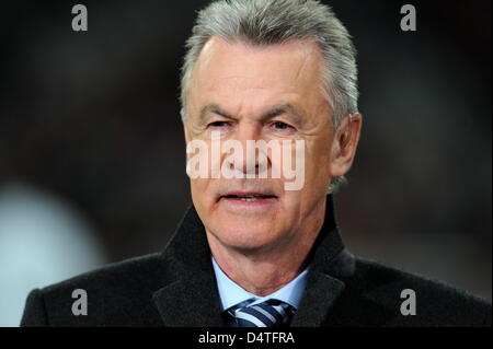 Capo allenatore della nazionale svizzera di calcio ed ex allenatore del Bayern Monaco di Baviera, Ottmar Hitzfeld, rilascia un intervista dopo la Champions League match tra Bundesliga tedesca club FC Bayern Monaco e lato Francese Girondins Bordeaux a stadio Allianz Arena di Monaco di Baviera, Germania, 03 novembre 2009. Bordeaux sconfitto il Bayern Monaco 2-0. Foto: Tobias Hase Foto Stock