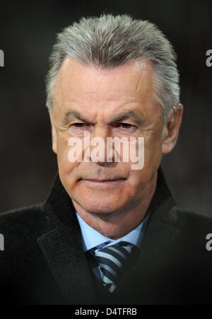 Capo allenatore della nazionale svizzera di calcio ed ex allenatore del Bayern Monaco di Baviera, Ottmar Hitzfeld, rilascia un intervista dopo la Champions League match tra Bundesliga tedesca club FC Bayern Monaco e lato Francese Girondins Bordeaux a stadio Allianz Arena di Monaco di Baviera, Germania, 03 novembre 2009. Bordeaux sconfitto il Bayern Monaco 2-0. Foto: Tobias Hase Foto Stock