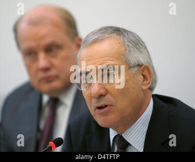 Scienziato britannico e autore Signore Nicholas Stern (R) parla nel corso di una conferenza stampa accanto a Vattenfall AG CEO Tuomo Hatakka presso l Università tecnica di Berlino, Germania, 04 novembre 2009. Ex capo economista e vice presidente della Banca Mondiale Stern riceverà un titolo onorario docorate nell' ambito del clima ?lezione? Lo stesso giorno. Foto: SOEREN STACHE Foto Stock