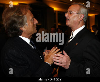 Luca Cordero di Montezemolo (L), presidente di Fiat e Ferrari, parla di VW CEO Martin Winterkorn durante la premiazione del ?annuale Golden volante? In corrispondenza di Axel Springer publishing house a Berlino, Germania, 04 novembre 2009. Questo anno?s eccellenti nuovi rilasci sono onorati con il internazionalmente ambito premio che è stato istituito per editore Axel Springer nel 1976. Foto: Wol Foto Stock