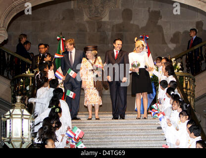 La regina Beatrice dei Paesi Bassi (2-L), principe Willem-Alexander dei Paesi Bassi (L), la moglie Principessa Maxima dei Paesi Bassi (R) e Città del Messico sindaco Marcelo Ebrard ha Luis Casaubon (2-R) sorriso il secondo giorno della olandese Royal visita di stato a Città del Messico, Messico, 04 novembre 2009. La Dutch royals hanno visitato il municipio, un museo e una scuola. Il royals sono in Messico Foto Stock