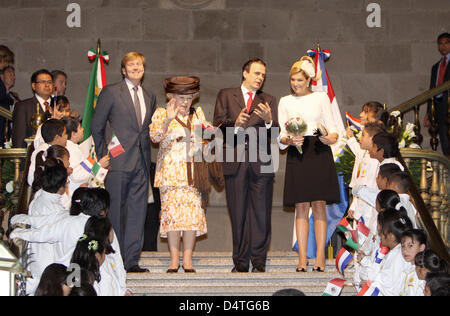 La regina Beatrice dei Paesi Bassi (2-L), principe Willem-Alexander dei Paesi Bassi (L), la moglie Principessa Maxima dei Paesi Bassi (R) e Città del Messico sindaco Marcelo Ebrard ha Luis Casaubon (2-R) sorriso il secondo giorno della olandese Royal visita di stato a Città del Messico, Messico, 04 novembre 2009. La Dutch royals hanno visitato il municipio, un museo e una scuola. Il royals sono in Messico Foto Stock