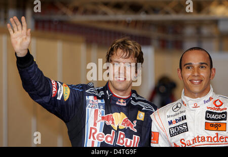 Tedesco di Formula Uno pilota Sebastian Vettel della Red Bull Racing (L) e pole-setter British pilota di Formula Uno Lewis Hamilton della McLaren Mercedes (R) sorriso dopo theQualifying a Yas Marina Circuit di Abu Dhabi, Emirati Arabi Uniti, 31 ottobre 2009. La fanciulla Formula 1 Gran Premio di Abu Dhabi si è tenuto il 01 novembre 2009. Foto: Jens Buettner Foto Stock