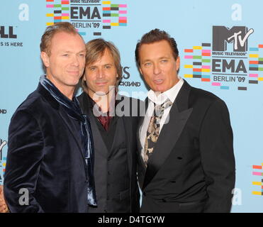 La band britannica Spandau Ballet arriva per gli MTV Europe Music Awards alla O2 World di Berlino, Germania, 05 novembre 2009. MTV ha scelto Berlino per la cerimonia come l'anno 2009 segna il ventesimo anniversario della caduta del muro di Berlino. Foto: Soeren Stache Foto Stock