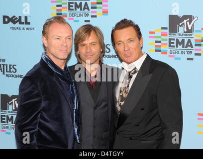 La band britannica Spandau Ballet arriva per gli MTV Europe Music Awards alla O2 World di Berlino, Germania, 05 novembre 2009. MTV ha scelto Berlino per la cerimonia come l'anno 2009 segna il ventesimo anniversario della caduta del muro di Berlino. Foto: Soeren Stache Foto Stock